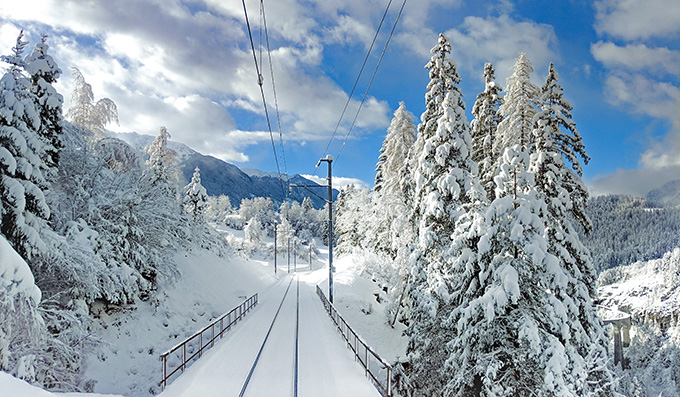 Das schneebedeckte Albulatal ist eines der absoluten Highlights des Bernina Express. Rhätische Bahn